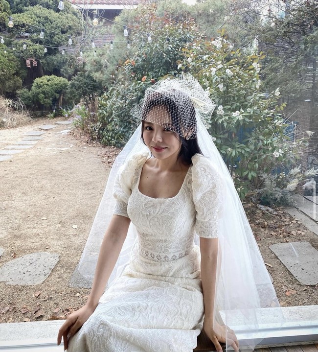 Pada Agustus 2020, Jung Ji Woo dikabarkan telah bertunangan dengan pacarnya. Keduanya berencana untuk menikah di tahun 2021. Foto: dok. Instagram mejiwoo103