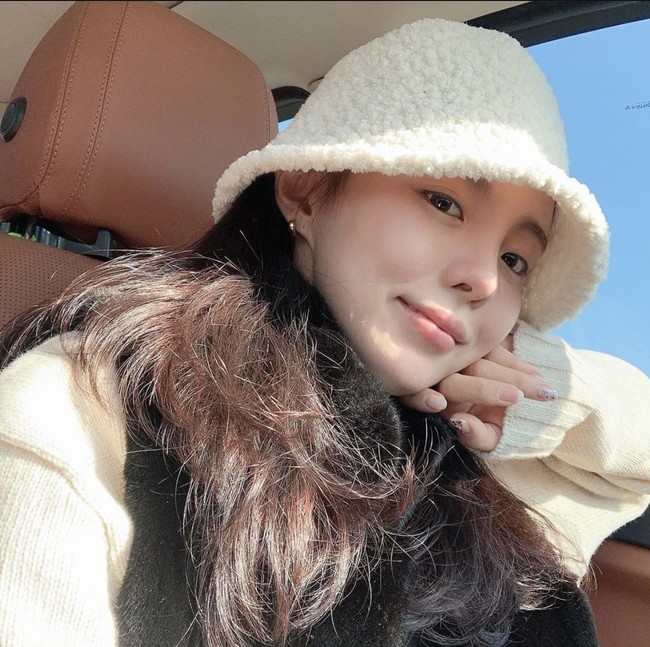 Jung Ji Woo mulai merilis shopping mall internet ‘MEJIWOO’ pada 2018. Dalam selang dua tahun, ia merilis brand fashion AJ LOOK dan brand kacamata FUN THE MENTAL. Foto: dok. Instagram mejiwoo103