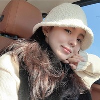 Jung Ji Woo mulai merilis shopping mall internet ‘MEJIWOO’ pada 2018. Dalam selang dua tahun, ia merilis brand fashion AJ LOOK dan brand kacamata FUN THE MENTAL. Foto: dok. Instagram mejiwoo103