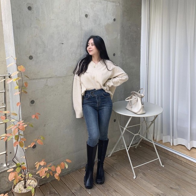 Terlihat tinggi semampai dalam fotonya, Jung Ji Woo memiliki proporsi tubuh ideal. Ia memiliki tinggi badan 159 cm dan berat badan 40 kg. Foto: dok. Instagram mejiwoo103