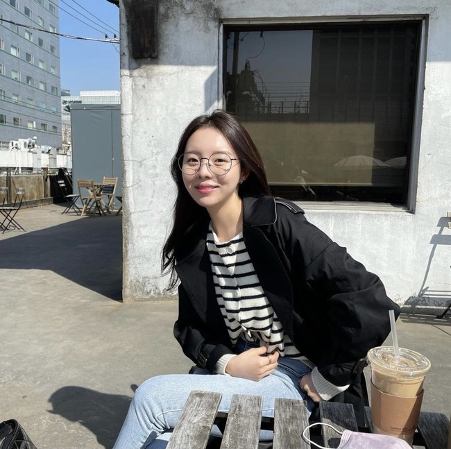 Netizen pun menemukan video Jung Ji Woo mengajarkan Yuqi (G)I-DLE menjalankan shopping mall internet. Video tersebut diunggah sehari sebelum Cube Entertainment merilis pernyataan resmi. Foto: dok. Instagram mejiwoo103