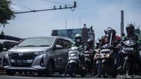 Kamera ETLE yang menghadap ke langit ini terlihat di kawasan Harmoni, Jakarta.