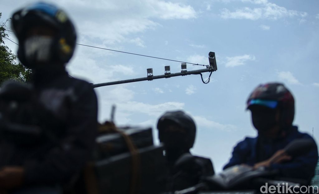 Program electronic traffic law enforcement (ETLE) berskala nasional resmi diluncurkan di 12 Polda. Namun di kawasan Harmoni, Jakarta, ada satu kamera yang menghadap ke langit.