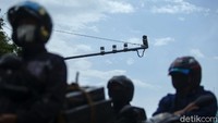 Kamera ETLE itu seharusnya mengintai para pelanggar lalu lintas yang melintas di kawasan Harmoni.