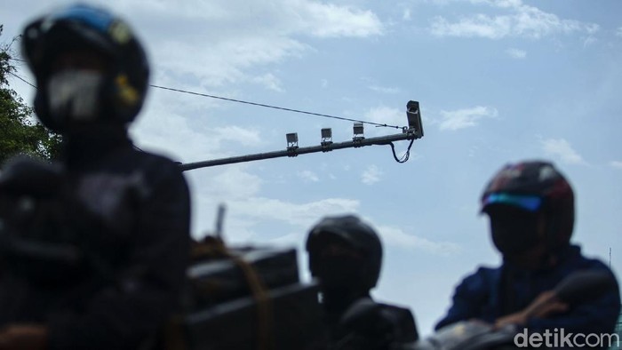 Program electronic traffic law enforcement (ETLE) berskala nasional resmi diluncurkan di 12 Polda. Namun di kawasan Harmoni, Jakarta, ada satu kamera yang menghadap ke langit.