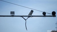 Selain kamera menghadap ke langit, terlihat juga kabel yang menjuntai ke bawah.