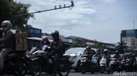 Kamera ETLE itu menghadap ke langit saat padahal program electronic traffic law enforcement (ETLE) berskala nasional diresmikan hari ini. Polda Metro Jaya merupakan pionir penerapan ETLE.