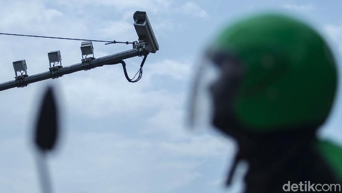 Program electronic traffic law enforcement (ETLE) berskala nasional resmi diluncurkan di 12 Polda. Namun di kawasan Harmoni, Jakarta, ada satu kamera yang menghadap ke langit.