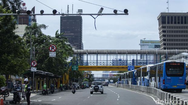 Program electronic traffic law enforcement (ETLE) berskala nasional resmi diluncurkan di 12 Polda. Namun di kawasan Harmoni, Jakarta, ada satu kamera yang menghadap ke langit.