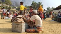 Seperti dilansir AFP, Selasa (23/3/2021) diketahui hampir satu juta minoritas Muslim Rohingya dari Myanmar, banyak di antaranya melarikan diri dari tindakan keras militer pada tahun 2017, hidup dalam kondisi yang tertekan dan lingkungan yang kumuh di kamp-kamp pengungsi distrik Bazar Cox, Bangladesh tenggara.