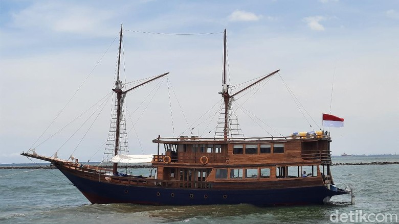 Kapal phinisi Augustine berlayar di Kepulauan Seribu