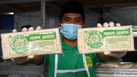 Pondok Pesantren Sirajussaadah dalam satu hari dapat memproduksi 2 kwintal tempet yang dijual dengan harga Rp 6000 per bungkus.