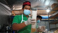 Ada lima santri yang setiap hari memproduksi tempe mulai dari penggilingan, pengemasan dan pengepakan. Produksi tempe santri baru diperjual belikan tingkat Kecamatan Limo, Depok.