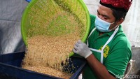 Santri-santri merapikan produk tempe yang diberi nama Tempe Santri di Pondok Pesantren Sirajussaadah, Depok, Jawa Barat, Selasa (23/3/2021).