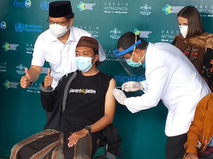 Menkes Pantau 100 Kiai NU Jatim di Bawah Usia 60 Tahun Divaksin AstraZeneca