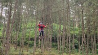 Traveler juga bisa main outbound di sini. Kamu bisa mengadu adrenalin di wahana flying fox. (dok. Disparbud Jabar)