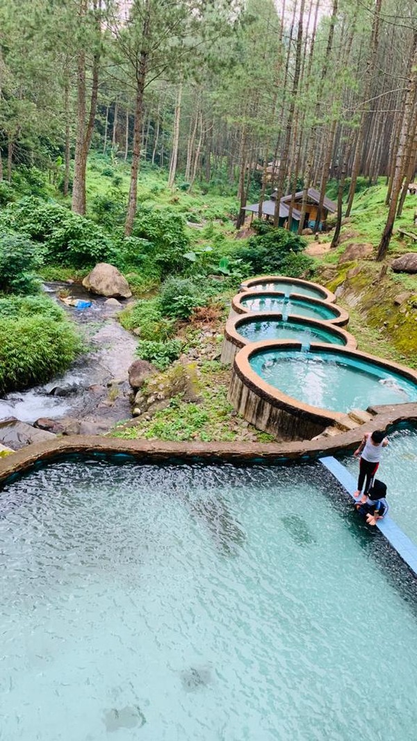 Dari Kota Bandung, Kampung Ciherang ini bisa ditempuh dengan menggunakan kendaraan dengan waktu tempuh satu jam hingga satu setengah jam. Ada banyak spot selfie juga di sini. (dok. Disparbud Jabar) Dari Kota Bandung, Kampung Ciherang ini bisa ditempuh dengan menggunakan kendaraan dengan waktu tempuh satu jam hingga satu setengah jam. Ada banyak spot selfie juga di sini. (dok. Disparbud Jabar)