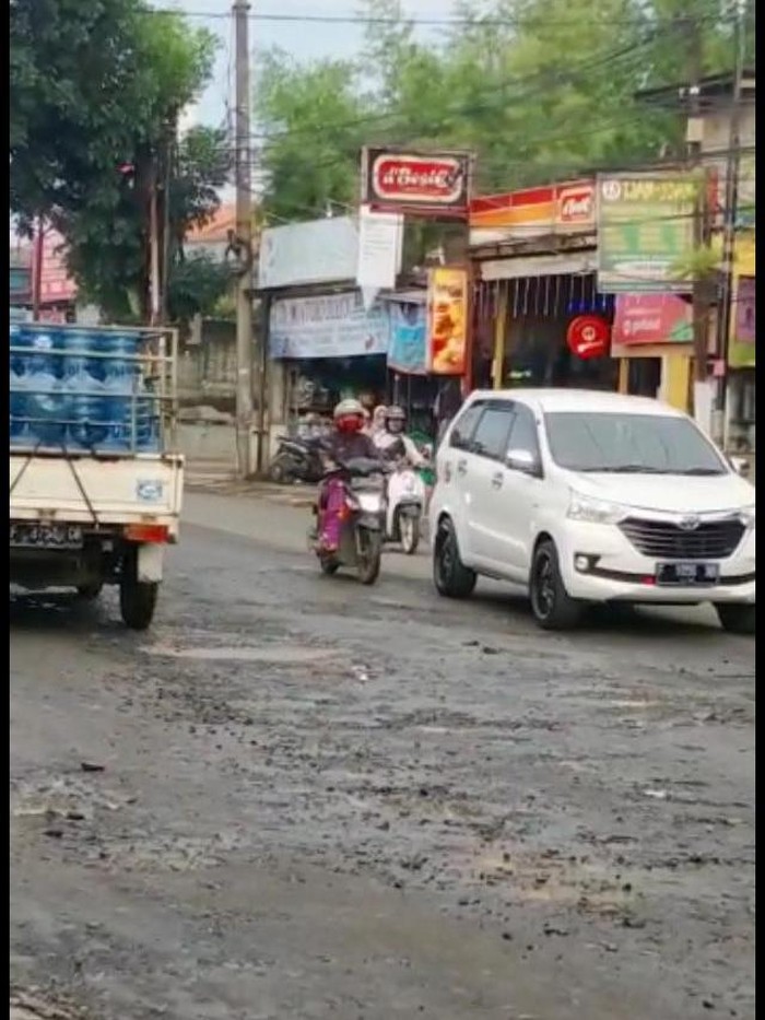 Kondisi Jl Cikaret Kab. Bogor usai perbaikan lagi, namun kembali rusak.