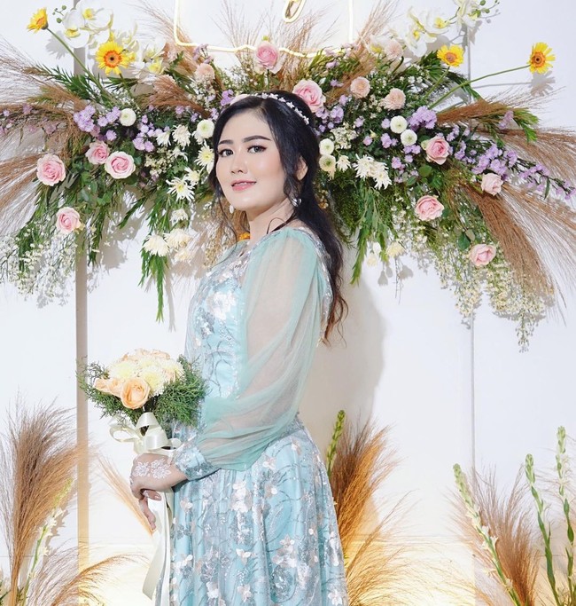 Pedangdut Rosa Meldianti pernah tanam benang di sebuah klinik kecantikan agar hidungnya terlihat lebih mancung. Namn benang tersebut malah keluar dan ia merasa risih. Meldi langsung meminta bantuan dokter untuk melepas benang itu dari hidungnya. Foto: Dok.Instagram @mellross_08.