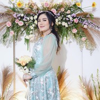 Pedangdut Rosa Meldianti pernah tanam benang di sebuah klinik kecantikan agar hidungnya terlihat lebih mancung. Namn benang tersebut malah keluar dan ia merasa risih. Meldi langsung meminta bantuan dokter untuk melepas benang itu dari hidungnya. Foto: Dok.Instagram @mellross_08.