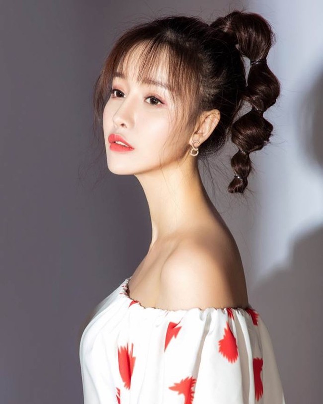 Artis China Gao Liu penampilannya berbeda setelah melakukan operasi plastik hidung. Tapi hasilnya tidak sesuai dengan harapannya dan kondisinya justru semakin buruk. Karena kegagalan operasi plastik, hidung Gao Liu membusuk sampai menghitam. Foto: Dok.Instagram @yahoosg.