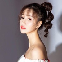 Artis China Gao Liu penampilannya berbeda setelah melakukan operasi plastik hidung. Tapi hasilnya tidak sesuai dengan harapannya dan kondisinya justru semakin buruk. Karena kegagalan operasi plastik, hidung Gao Liu membusuk sampai menghitam. Foto: Dok.Instagram @yahoosg.