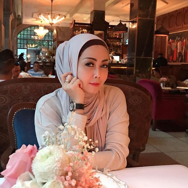 Rency Milano, kakak kandung Elma Theana diduga mengalami malpraktik sebuah klinik kecantikan. Klinik tersebut menurutnya awalnya menawarkan perawatan wajah berupa filler di dagu dan bibir. Namun setelah mencobanya, wajah Rency Milano tiba-tiba membengkak dan dagunya mengeluarkan cairan nanah. Rency Milano pun mengalami demam tinggi dan menggigil. Akhirnya, ia menuntut pertanggung jawaban dari klinik kecantikan tersebut. Foto: Dok.Instagram @rency_milano.