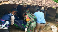 Kukuh juga diduga membawa keliling kepala ayahnya yang telah terisah dari tubuh. Jenazah korban telah dievakuasi oleh petugas. (Foto: dok. Kapolsek Kalirejo)
