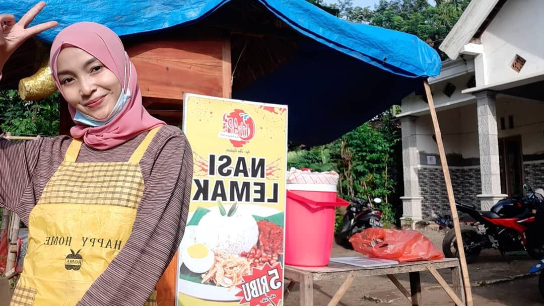 Gadis Cantik Mantan TKW, Sukses Jualan Nasi Lemak di Kediri