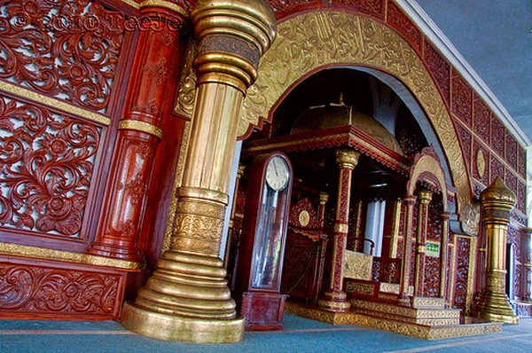 Adapun jumlah tiang di masjid ini adalah 232 tiang. Bentuk tiang pun terbagi dua, pertama tiang dengan ukuran lebih kecil yang menyangga sekeliling atap masjid di bagian luar. Selanjutnya, tiang dengan warna keemasan yang menopang tengah masjid. Adapun jumlah tiang di masjid ini adalah 232 tiang. Bentuk tiang pun terbagi dua, pertama tiang dengan ukuran lebih kecil yang menyangga sekeliling atap masjid di bagian luar. Selanjutnya, tiang dengan warna keemasan yang menopang tengah masjid.