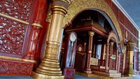 Adapun jumlah tiang di masjid ini adalah 232 tiang. Bentuk tiang pun terbagi dua, pertama tiang dengan ukuran lebih kecil yang menyangga sekeliling atap masjid di bagian luar.  Selanjutnya, tiang dengan warna keemasan yang menopang tengah masjid.