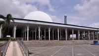 Banyak tempat menarik yang bisa dikunjungi di Jambi. Salah satunya adalah Masjid Agung Al-Falah atau nama lainnya Masjid Seribu Tiang ini.
