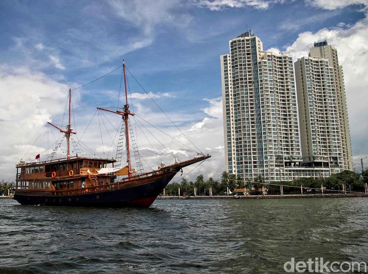 Menikmati Wisata Bahari Lewat Kapal Pinisi di Ancol