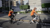 Sandiaga Uno menggowes sepedanya melewati kawasan Sudirman-Thamrin.