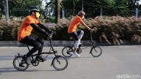 Sandiaga gowes ke kantor dalam rangka peluncuran sepeda nusantara. 
