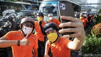 Sandiaga sempat berswafoto dengan background kemacetan.