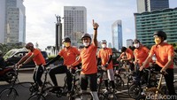 Sandiaga sempat berhenti sejenak di kawasan Bundaran Hotel Indonesia. 