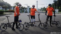 Menparekraf Sandiaga Uno dan Co-Founder & Chief Marketing Officer Tiket.com Gaery Undarsa berbincang saat istirahat di sela-sela melakukan bike to work.