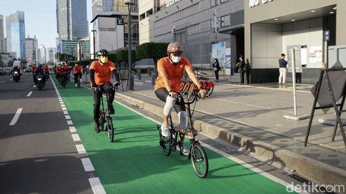 Menparekraf Ngantor dengan Gowes Sepeda Pagi ini, Menparekraf Sandiaga Uno berangkat ke kantor dengan menggunakan sepeda. Sandiaga gowes dalam rangka peluncuran Sepeda Nusantara.