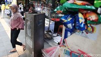 Jalan Dewi Sartika merupakan salah satu jalur menuju Bandung Selatan tempo dulu. Diceritakan, di sana terdapat sebuah rumah markas komando Divisi III Siliwangi pimpinan kolonel A.H Nasution. Tempat tersebut dahulu bernama Regentsweg, namun saat ini sudah dibongkar dan dijadikan pertokoan. Lokasi tugu pun sangat memprihatinkan, lantaran berdesakan dengan sebuah kios kaki lima.
