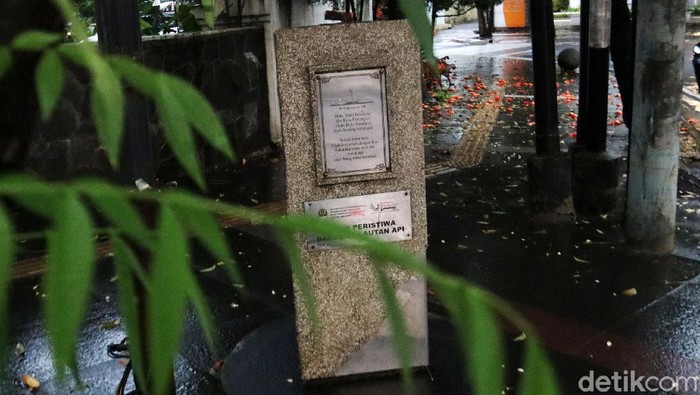 Menyusuri 10 Titik Stilasi Bandung Lautan Api Peristiwa Bandung Lautan Api terjadi pada 24 Maret 1946 silam. Bukti fisik peristiwa itu diwujudkan dalam bentuk stilasi berupa tugu kecil berbentuk prisma.