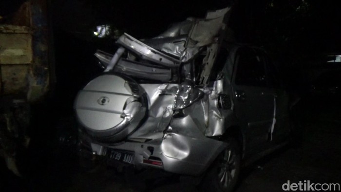 Minibus ditabrak truk di Tol Cikampek