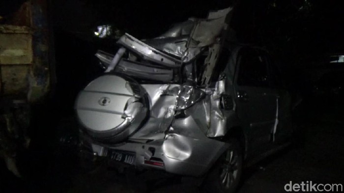 Minibus ditabrak truk di Tol Cikampek