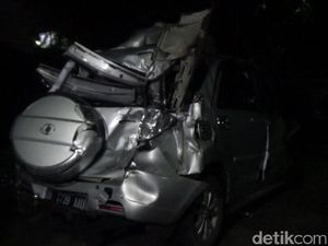 Mundur Akibat Salah Jalan Di Tol Cikampek, Minibus Ditabrak Truk