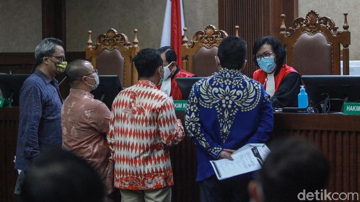 Momen Marzuki Alie dkk Cabut Gugatan ke AHY Marzuki Alie dkk mencabut gugatan terkait keputusan Ketum Partai Demokrat (PD) Agus Harimurti Yudhoyono (AHY) memecat mereka sebagai kader.