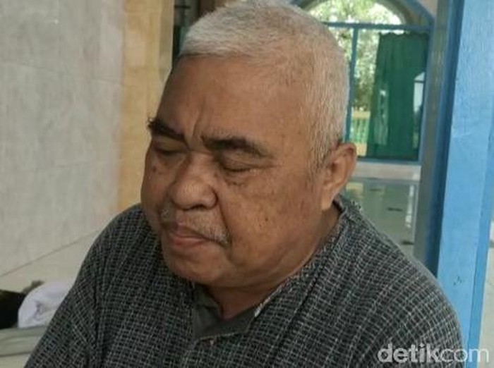 Seorang muazin buta di Banyuwangi tengah menjadi perhatian bahkan sampai viral. Sebab, muazin tersebut bersuara merdu.