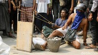 Myanmar berada dalam kekacauan sejak militer menggulingkan pemimpin sipil Aung San Suu Kyi bulan lalu, dan memicu protes nasional yang menuntut kembali ke demokrasi.