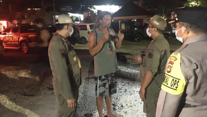 Operasi penegakkan prokes oleh tim gabungan di Bali pada Senin (22/3) malam di Jalan Pantai Batu Bolong, Bali