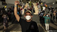 Acara dibuka dengan mengheningkan cipta untuk tenaga kesehatan maupun pasien positif COVID-19 yang telah gugur dalam satu tahun pandemi.