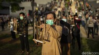 Selain itu acara memainkan alat tradisional ini disiarkan langsung secara live di Youtube Budayasaya. Acara tersebut lantas mendapat rekor muri sebagai Permainan Angklung oleh Penyandang Positif COVID-19 Terbanyak.